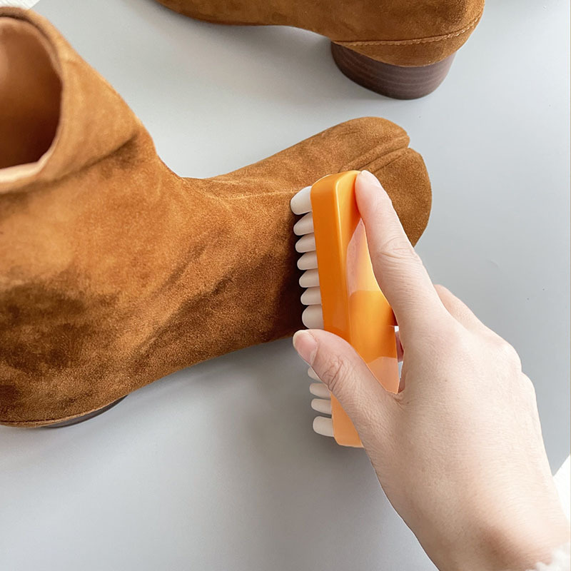 Brosse en cuir pour bottes en  - Sneaker Care Spray avis et prix
